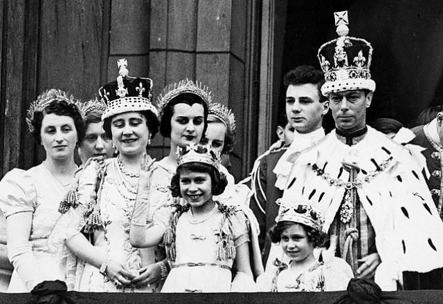 Elizabeth junto à família quando ainda criança | Wikimedia Commons

