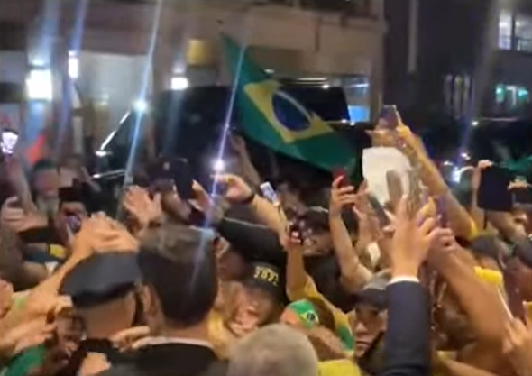 Apoiadores brasileiros receberam o presidente em Nova York | Foto: reprodução/SBT News