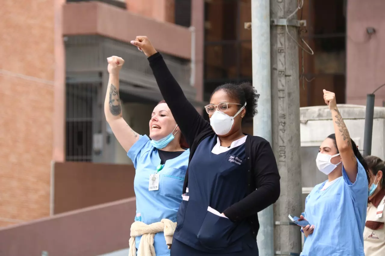 Profissionais de enfermagem em Santa Catarina também têm protestado reivindicando a revogação da suspensão do piso | Foto: Nicolas Quadro / Coren-SC