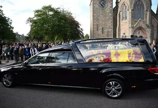 Cortejo com corpo da Rainha Elisabeth saiu no começo da manhã deste domingo rumo à Edimburgo, capital da Escócia | Twitter @TheCitzenTz

