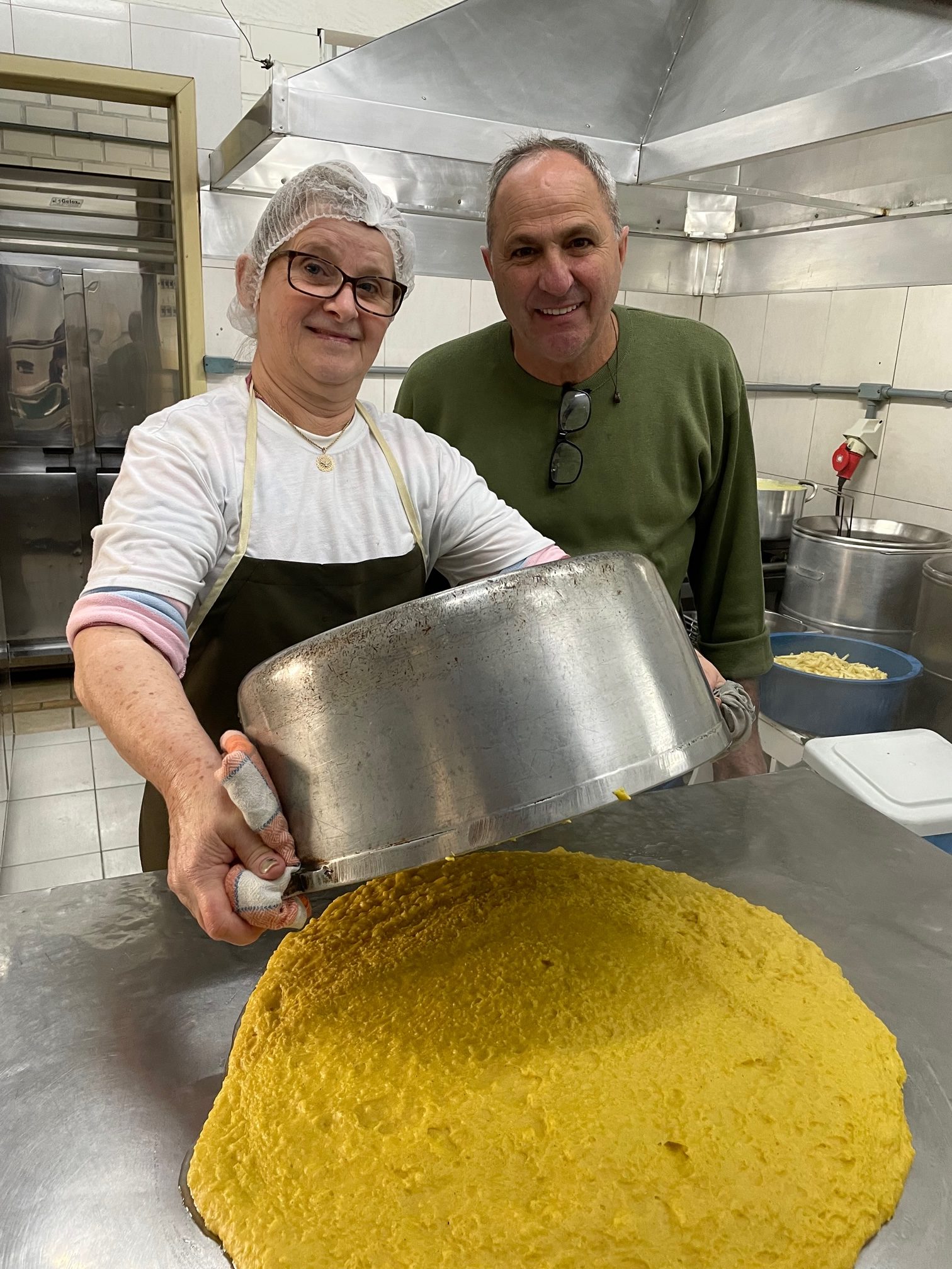 Querido casal Aclésio Nascimento e a esposa Maria Colle Nascimento, com quase 30 anos na gastronomia criciumense sempre preparando uma das mais saborosas comidas caseiras da cidade, no dia da comida típica italiana e o tombo da polenta na Toca do Casário.