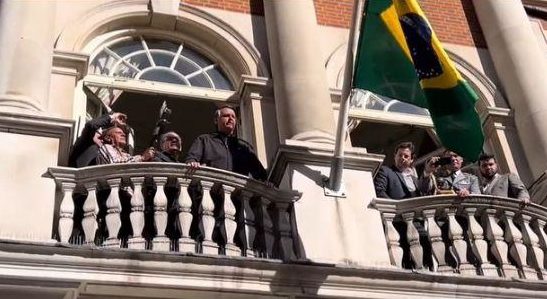 Bolsonaro desembarca em Londres para funeral da Rainha Elizabeth II