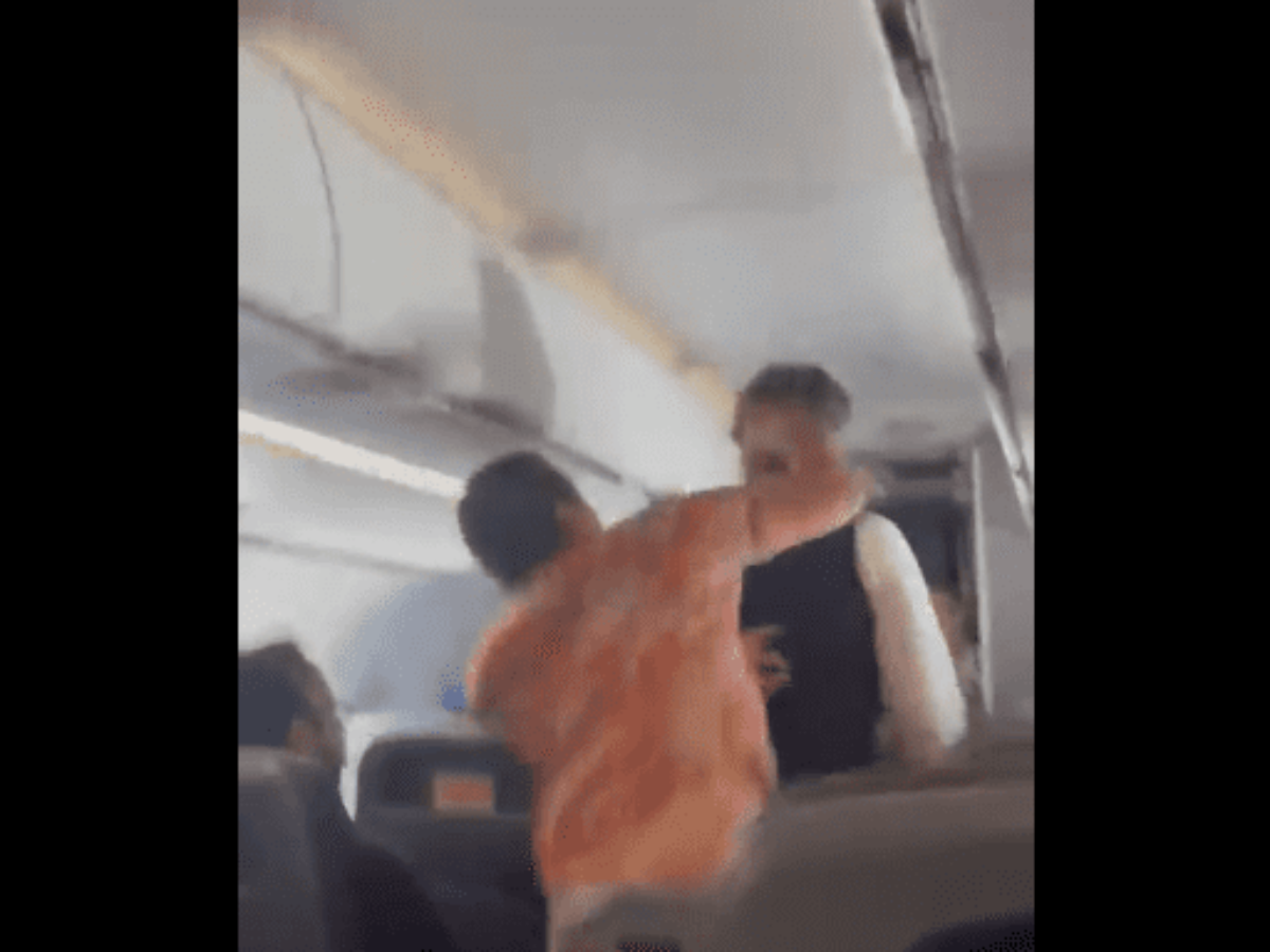 Comissária de bordo é agredida por passageiro em voo da American