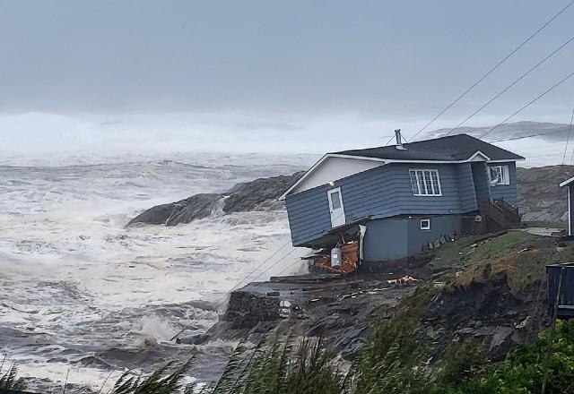 Ondas de mais de 12 metros arrastam casas litorâneas em Terra Nova e Labrador, no Canadá | Reprodução/Associated Press, via SBT News

