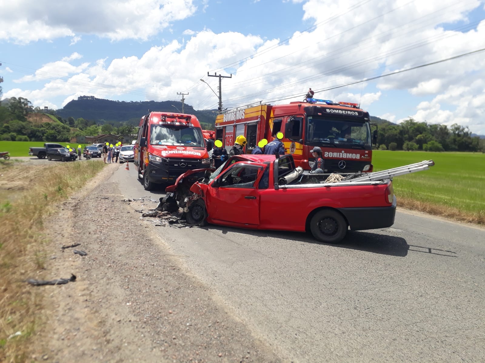 Acidente deixa dois motoristas feridos e carro caído em plantação de arroz em Rio do Sul (4)