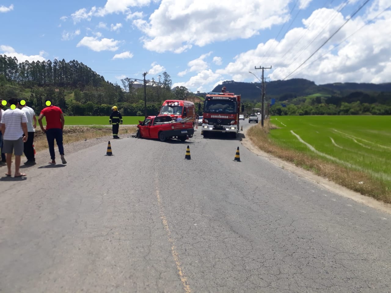 Acidente deixa dois motoristas feridos e carro caído em plantação de arroz em Rio do Sul (4)