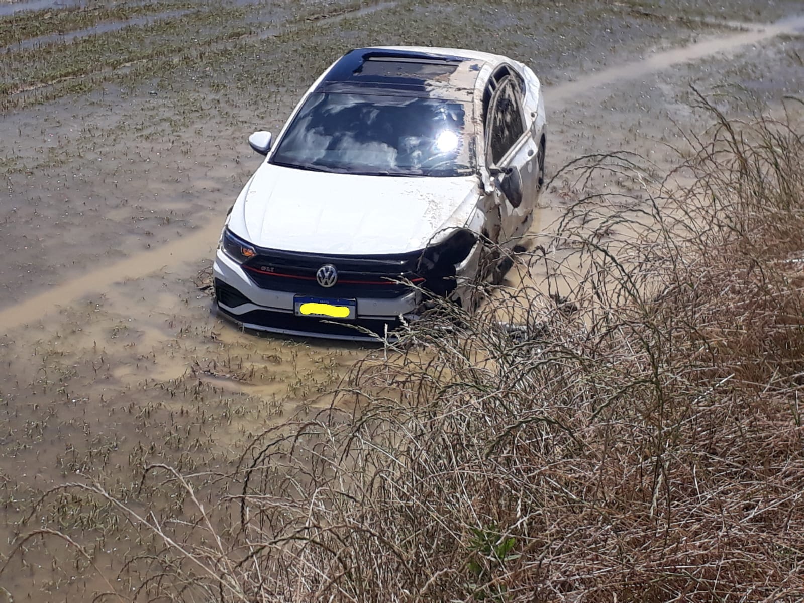 Acidente deixa dois motoristas feridos e carro caído em plantação de arroz em Rio do Sul