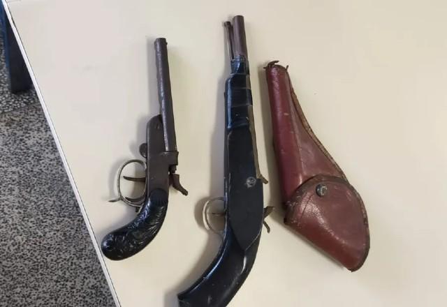 Armas foram encontradas na mochila de garota de três anos | Foto: Divulgação

