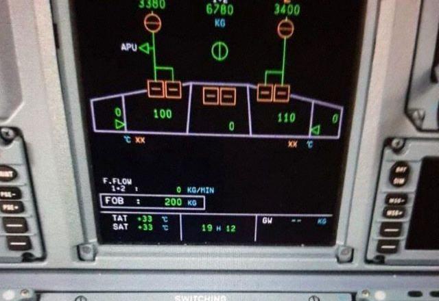 Nas redes sociais, passageiros publicaram fotos do painel da aeronave sem combustível | Reprodução