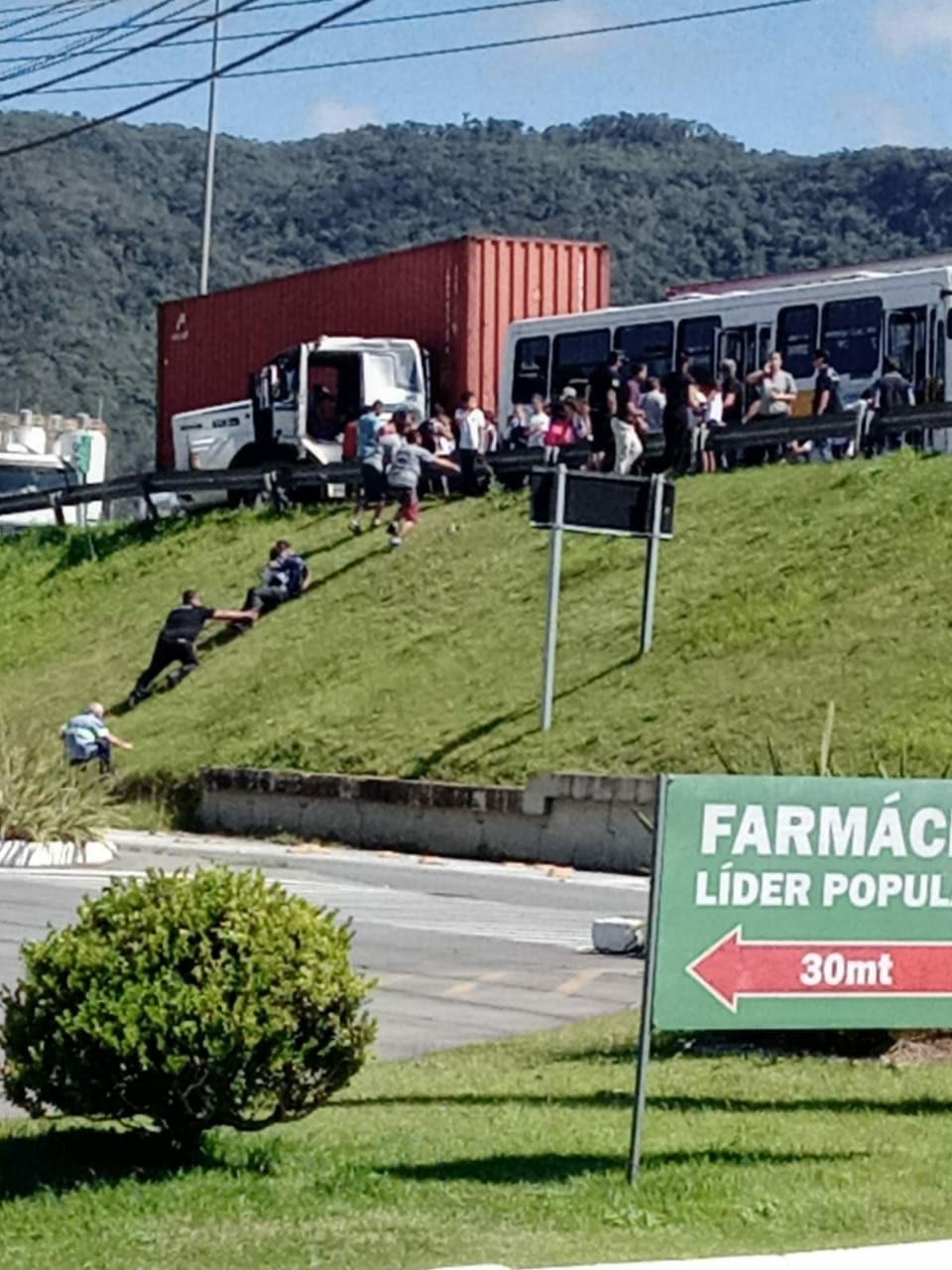 Caminhão e ônibus escolar com 50 crianças se envolvem em acidente na BR-101