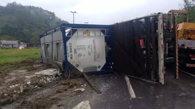 Carreta com produtos químicos tomba e bloqueia a BR-470 em Ibirama