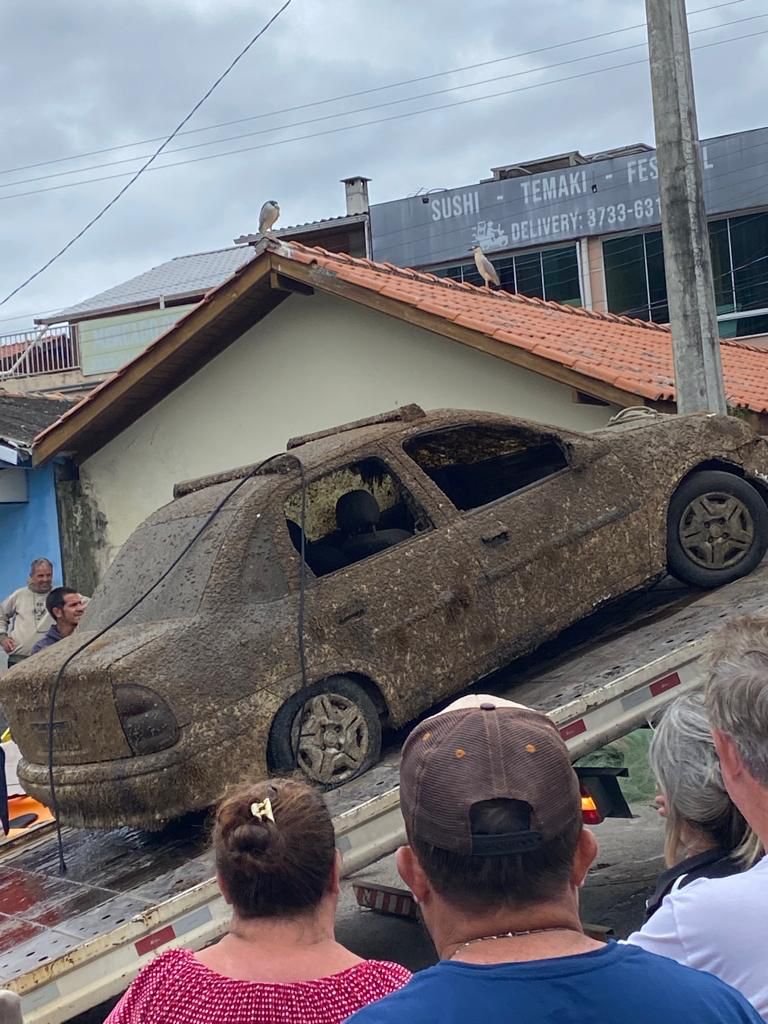 Carro que ficou cinco meses submerso é retirado da Lagoa da Conceição 