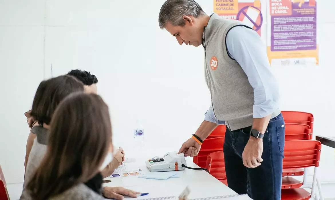 O candidato a presidente pelo partido Novo, Felipe D’Avila, votando no domingo (2) | Foto: Duda Portella | Divulgação | VIa: Agência Brasil