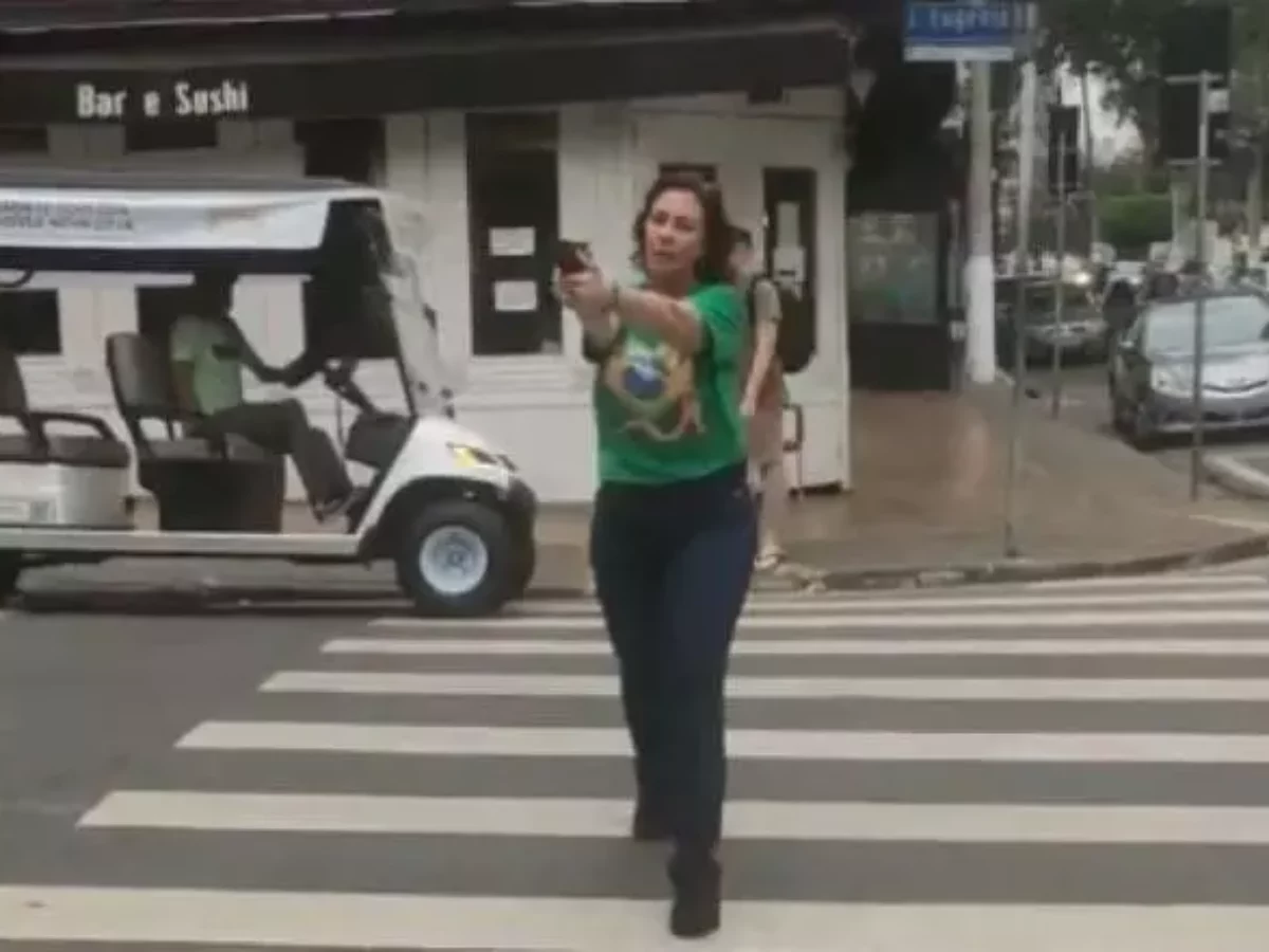 Vídeo: Deputada Carla Zambelli saca arma e aponta para homem em SP