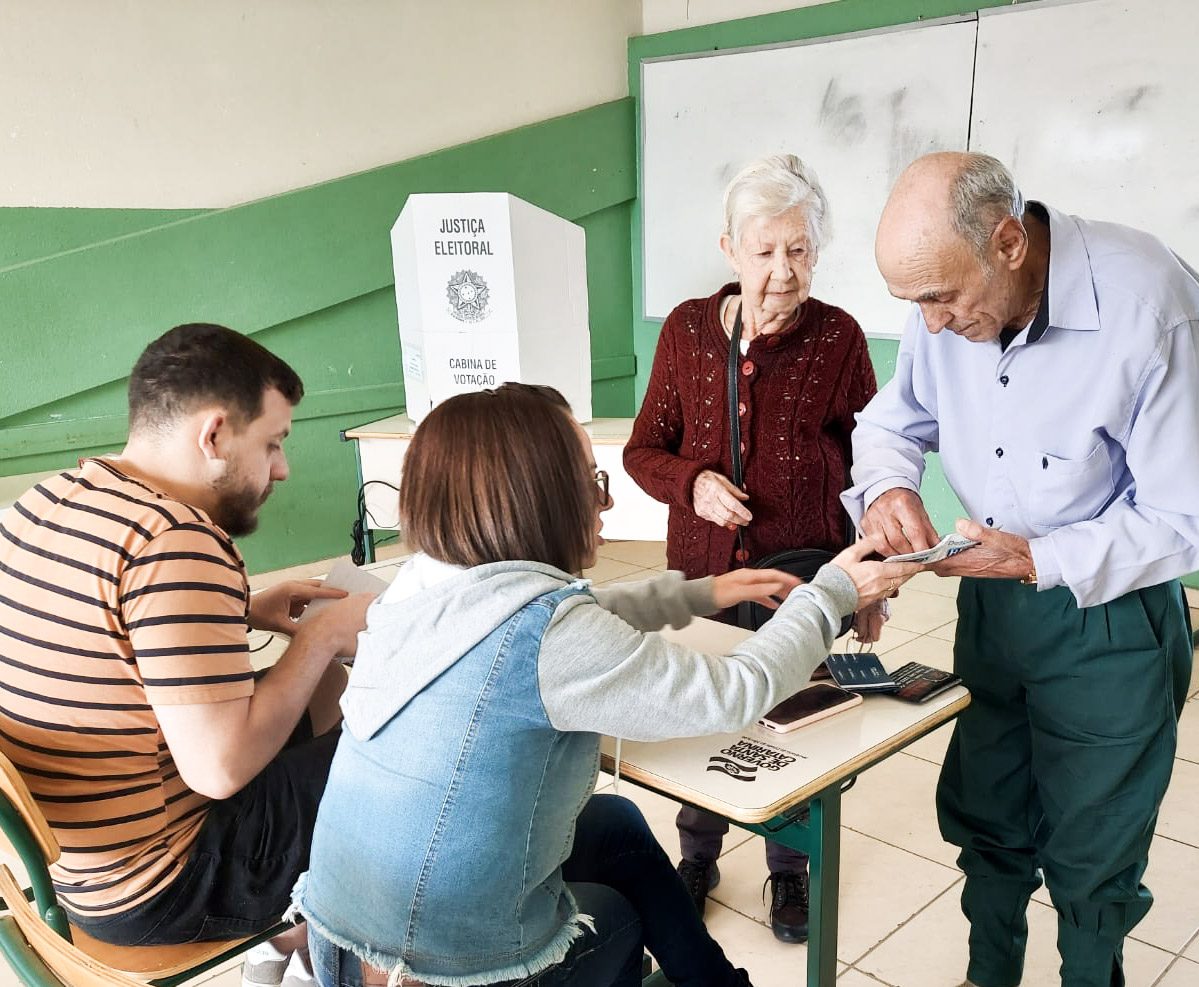 Célia da Rosa, de 78 anos, votando no CEDUP Renato Ramos, em Lages. – Foto: Adriana Gautério