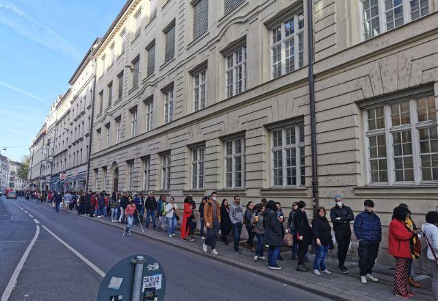 Fila para votação em Paris, França | Foto: Reprodução/SBT