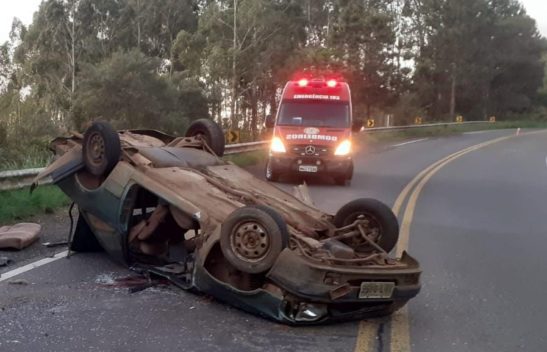 Motorista capota o carro e tem crânio esmagado em Matos Costa