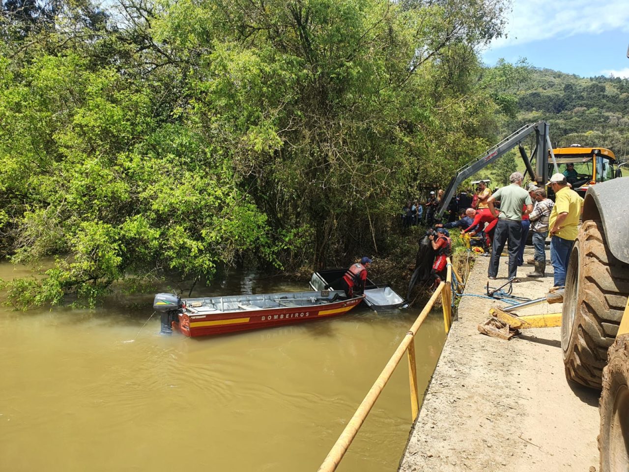 Carro cai em rio e motorista está desaparecido no Planalto Norte de SC 