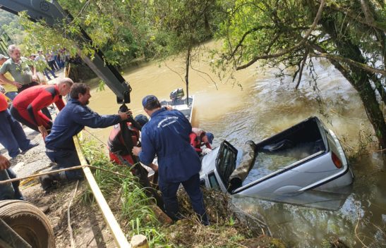 carro cai em rio e condutor está desaparecido