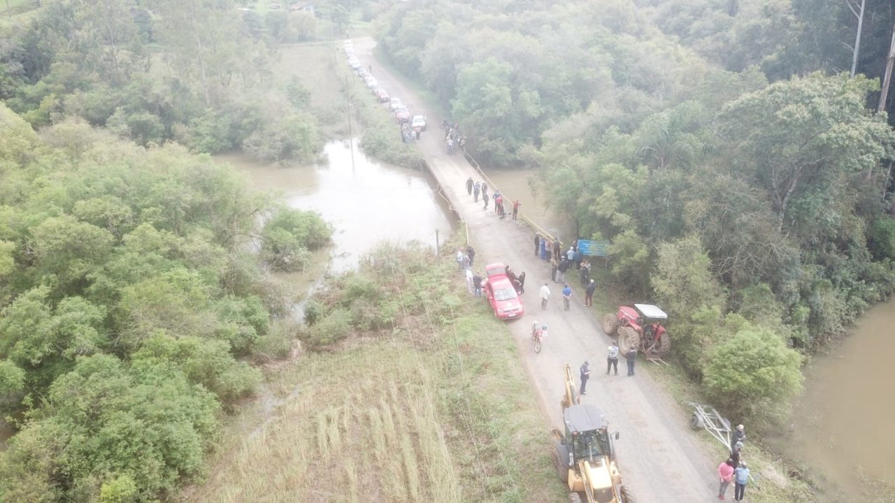 Carro cai em rio e motorista está desaparecido no Planalto Norte de SC 