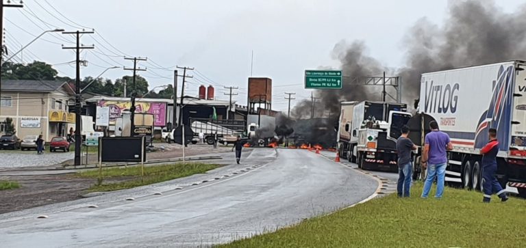 Bloqueios na BR-101 prejudicam serviços municipais em Joinville