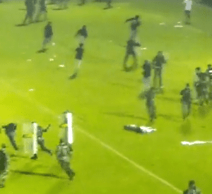 briga em partida de futebol na indonesia
