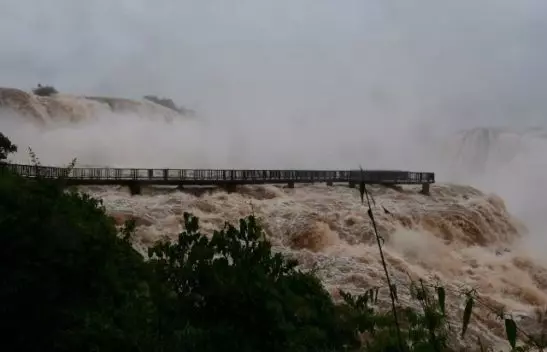 Devido às chuvas, passarela das Cataratas do Iguaçu é interditada; veja imagens