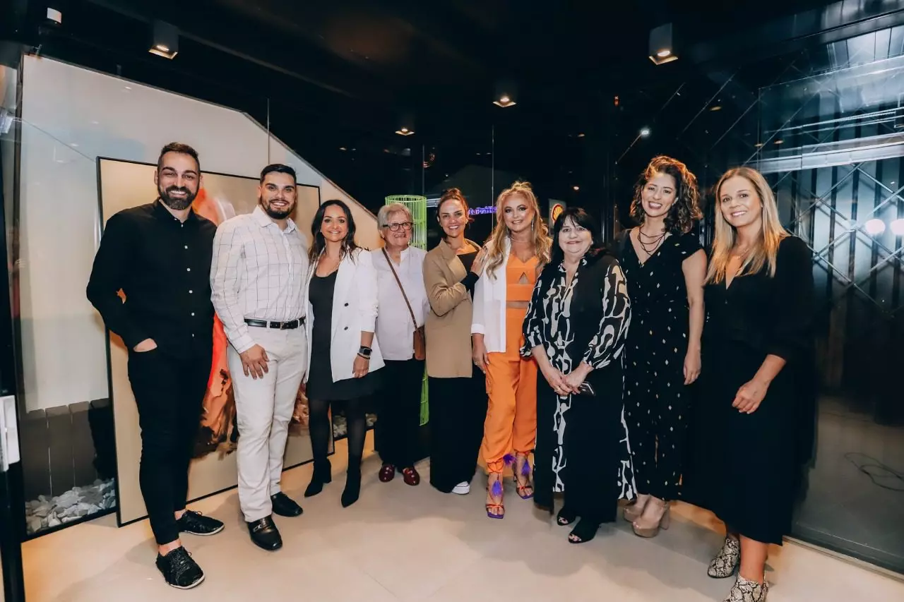 Édson Possamai, Gustavo Belina, Lisi Wendel, Bea Dagnese, Karina Koslowski, Simoni Coelho, Ana Zavadil (curadora), Jad Guidi e Ana Claudia Barbieri, em noite cultural de lançamento da Galeria de Artes Simoni Coelho. Os artistas serão representados pela Galeria em Criciúma | Foto: divulgação/acervo pessoal