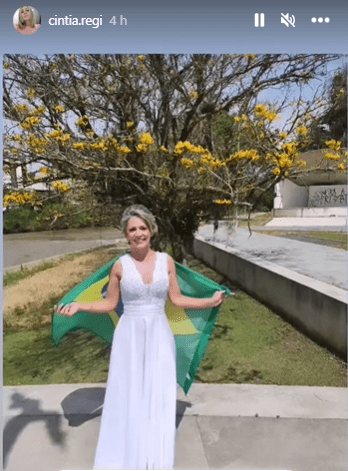 Antes de casar, mulher vota vestida de noiva em Blumenau