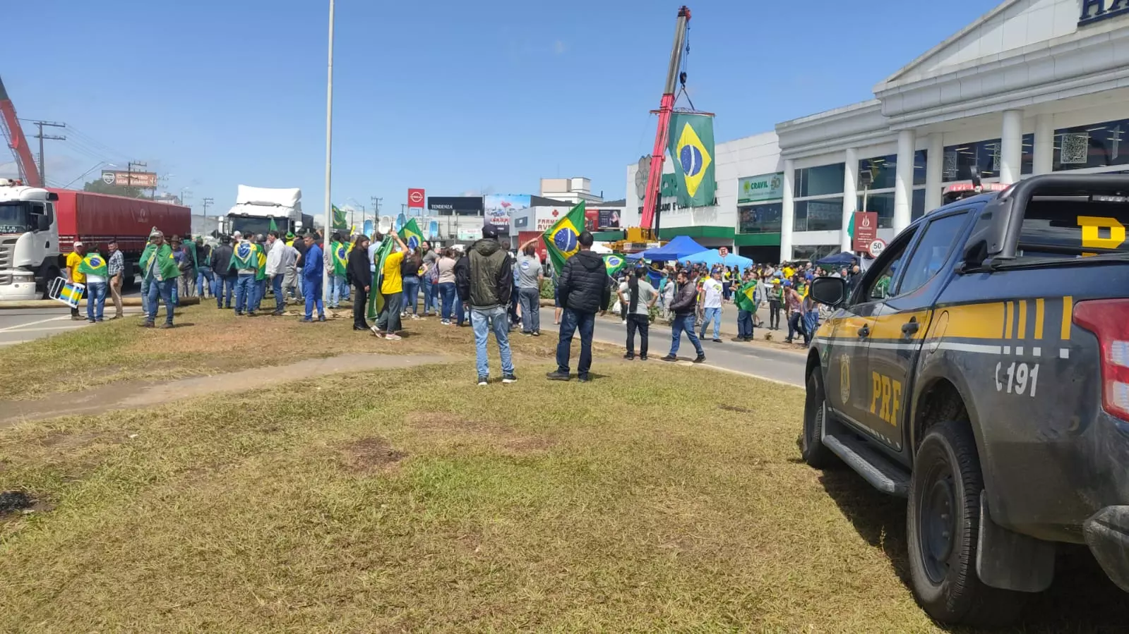 Manifestantes usaram caminhões e troncos de árvores para bloquear as vias | Foto: divulgação/PRF