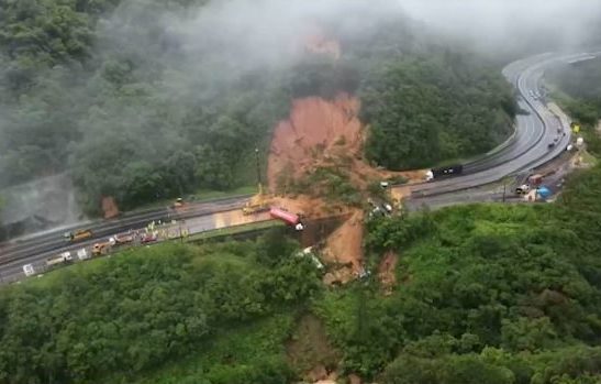 Bombeiros estimam ao menos 30 desaparecidos em deslizamento na BR-376