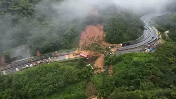 Deslizamento na BR-376. Imagens: CBMSC, Divulgação
