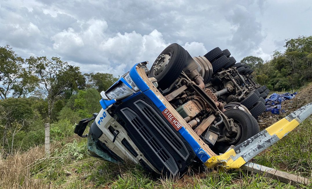 Caminhão carregado com cilindros tomba na BR-251 e duas pessoas ficam  feridas - Notícias