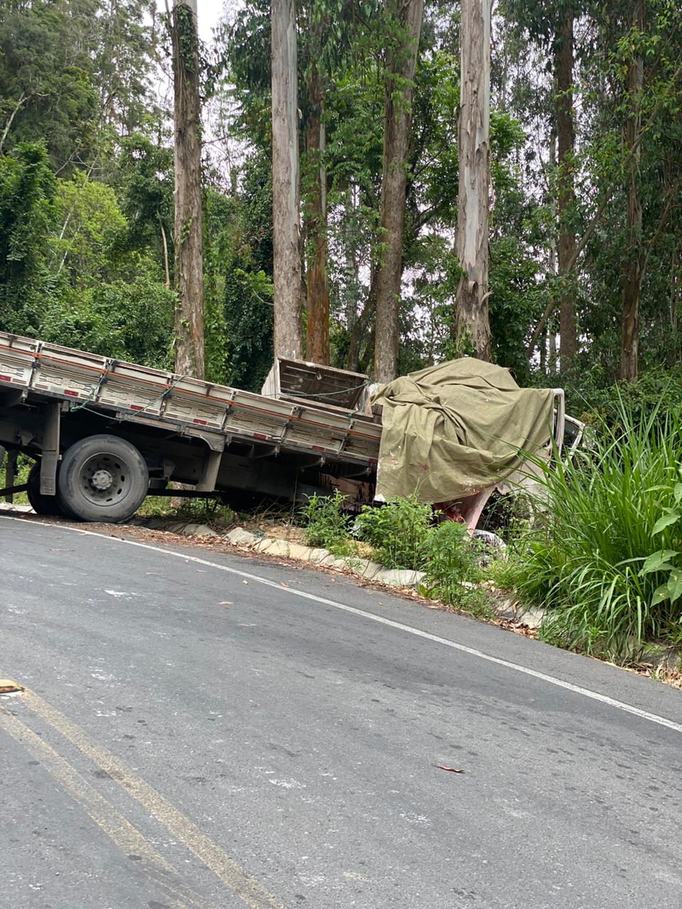 Caminhoneiro fica gravemente ferido após veículo colidir em árvore na Serra do Tucano