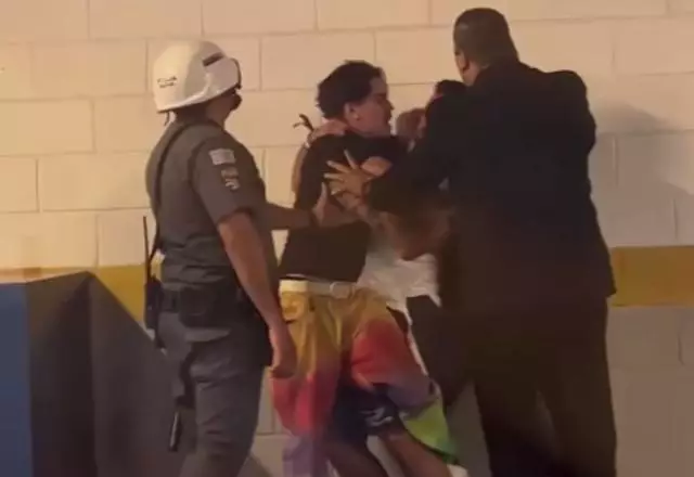 Ele foi flagrado dando socos e chutes em um homem na saída de um show | Reprodução/Redes sociais

