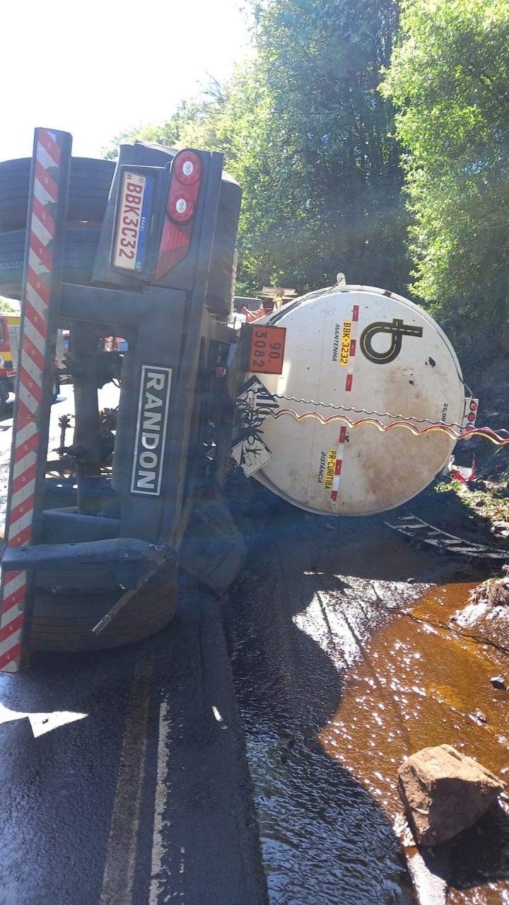 Carreta com 20 mil litros de óleo vegetal sai da pista e se choca com paredão na BR-282