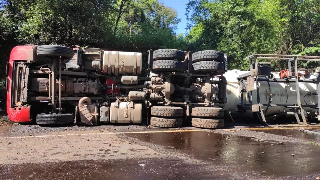 Carreta com 20 mil litros de óleo vegetal saiu da pista e se choca com paredão na BR-282. Carga vazou para o rio. Foto: Corpo de Bombeiros Militar, Divulgação 