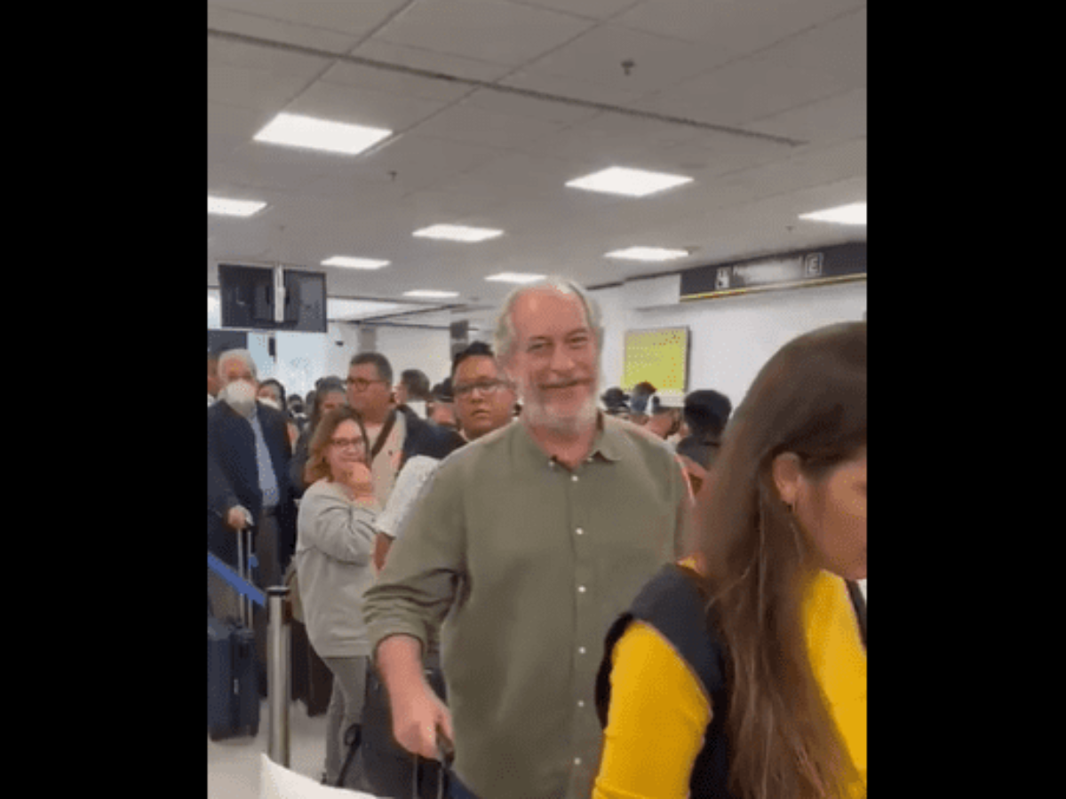 V DEO Ciro Gomes e esposa s o hostilizados no aeroporto de Miami