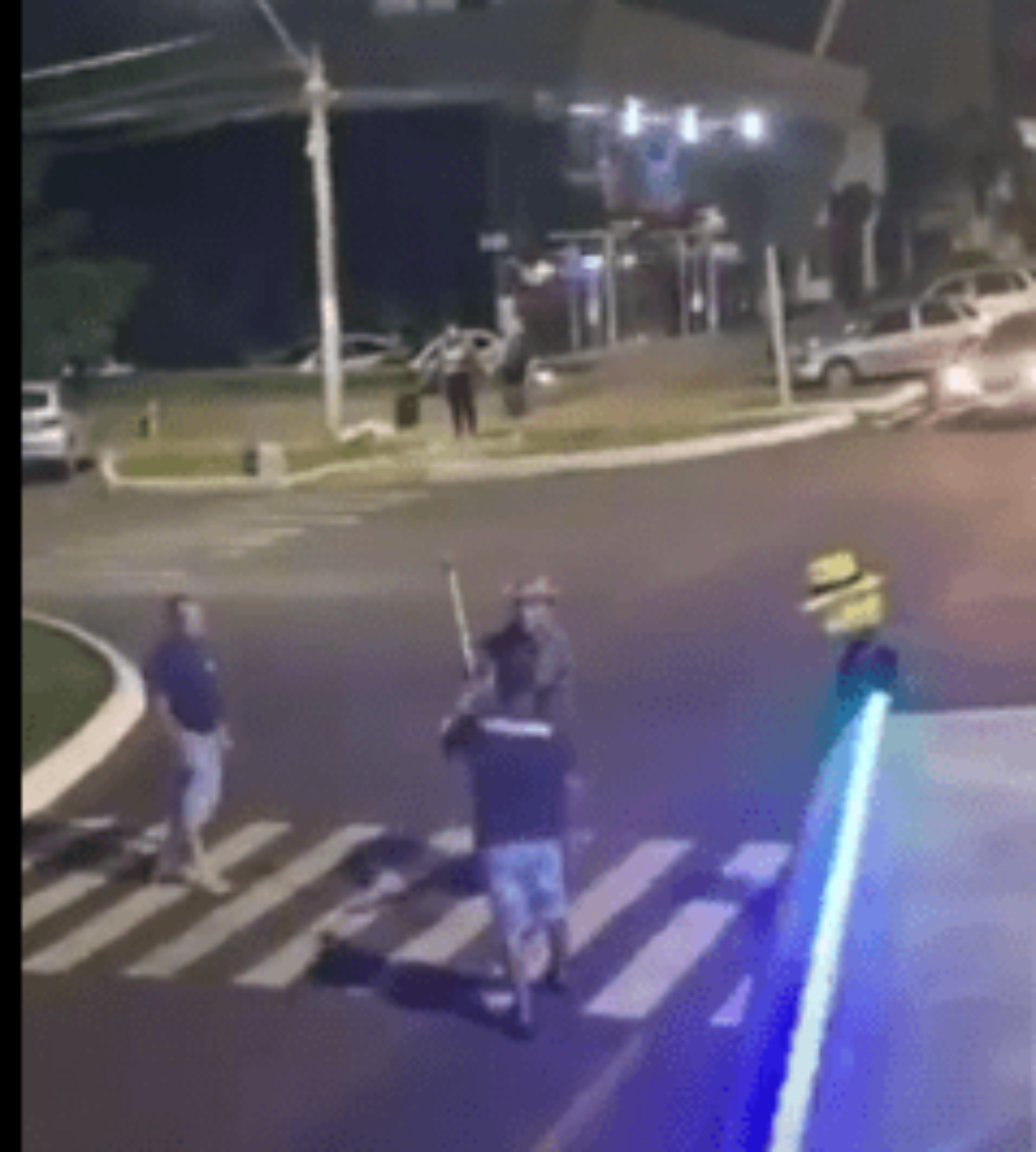 VÍDEO: Homem para carreta da alegria com arco e flecha e gera tumulto em SC