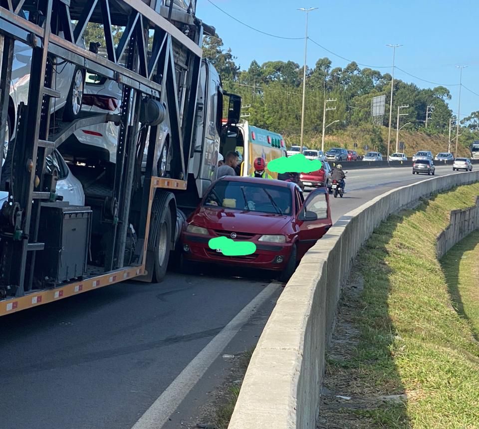 Engavetamento entre carreta-cegonha, caminhões e moto deixa uma