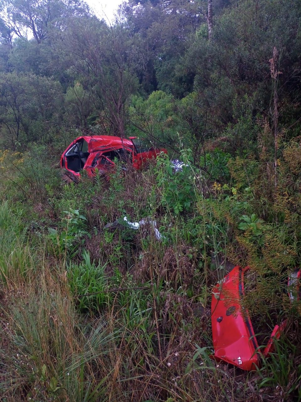 Jovem de 17 anos é ejetada de carro e morre em acidente com caminhão