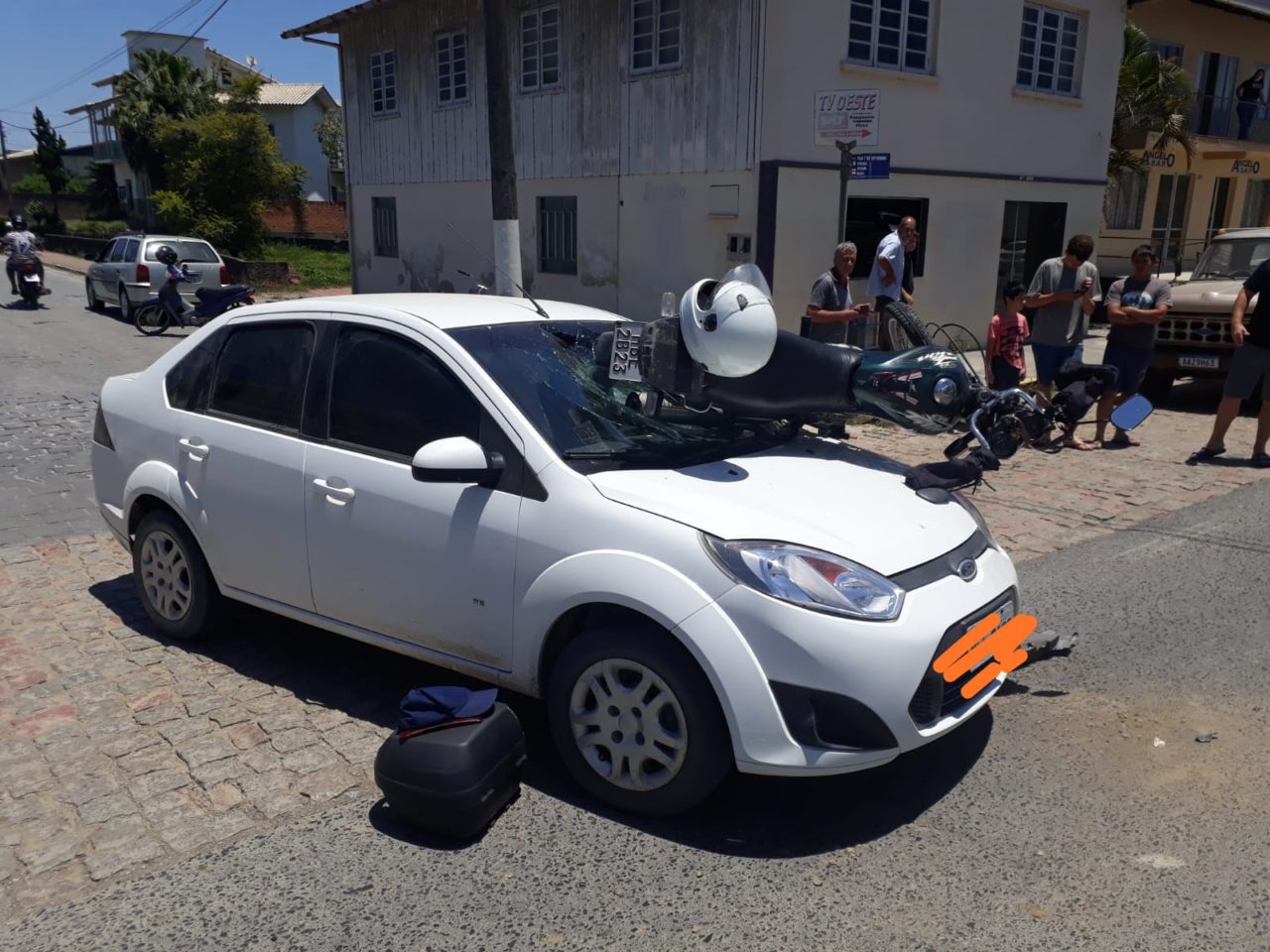 Moto vai parar em cima de carro em acidente de trânsito no Vale do Itajaí