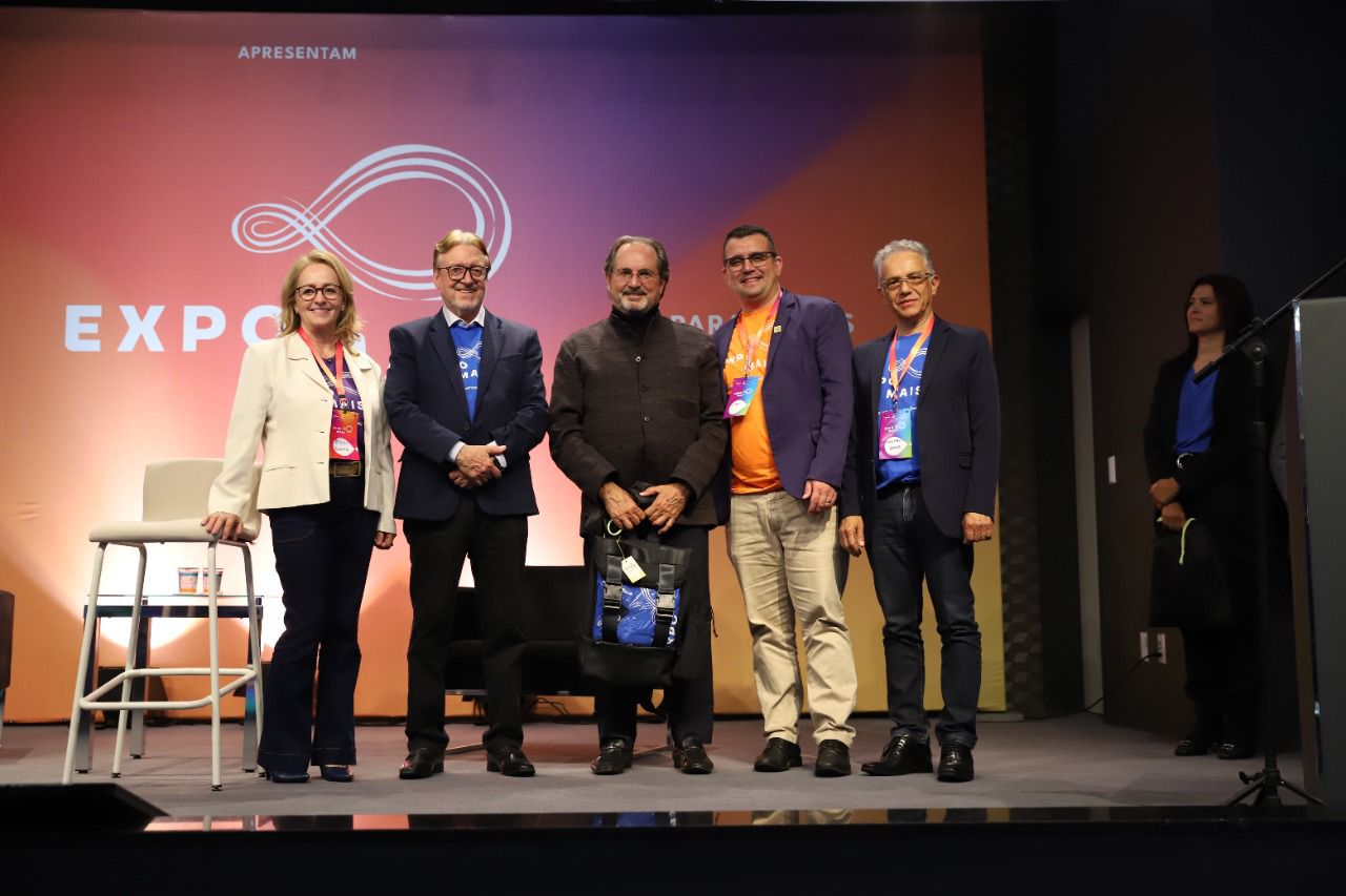 Representantes das entidades cocriadoras da Expomais, com uma das grandes atrações do evento, o psiquiatra, psicanalista, pensador e escritor Jorge Forbes