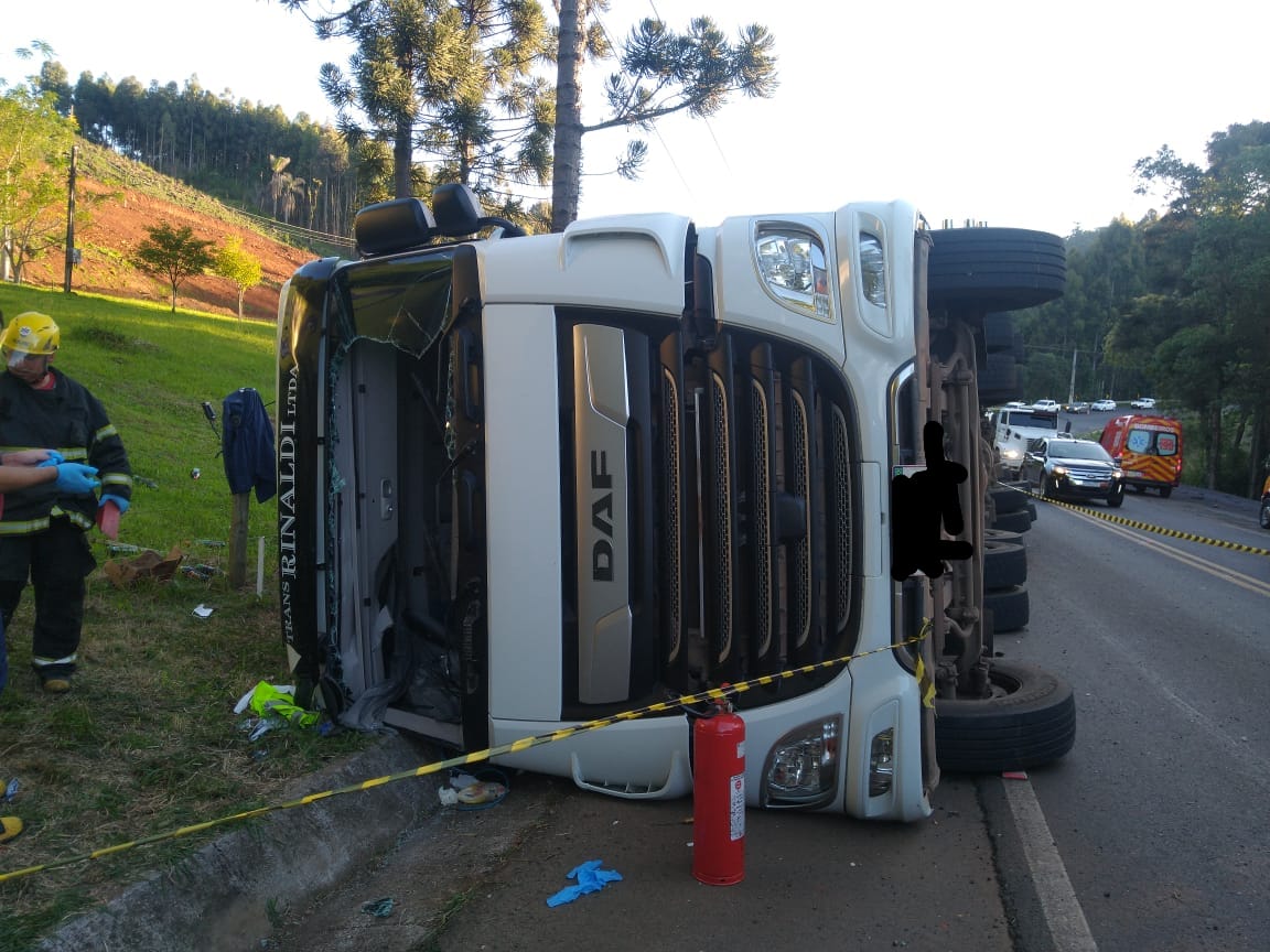 Passageiro Morre Em Tombamento De Carreta De Bebidas Na SC-135