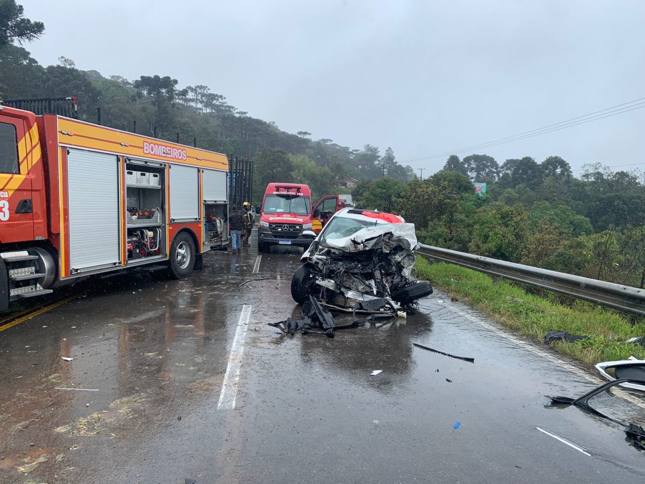 Pedestre é atropelado em acidente entre caminhão e carro na SC-418 (3)