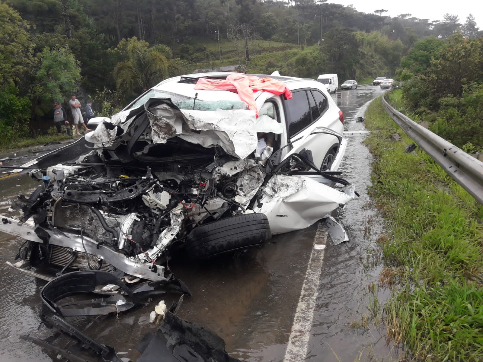 Em colisão com BMW, ciclista morre e pedestre é atingido por