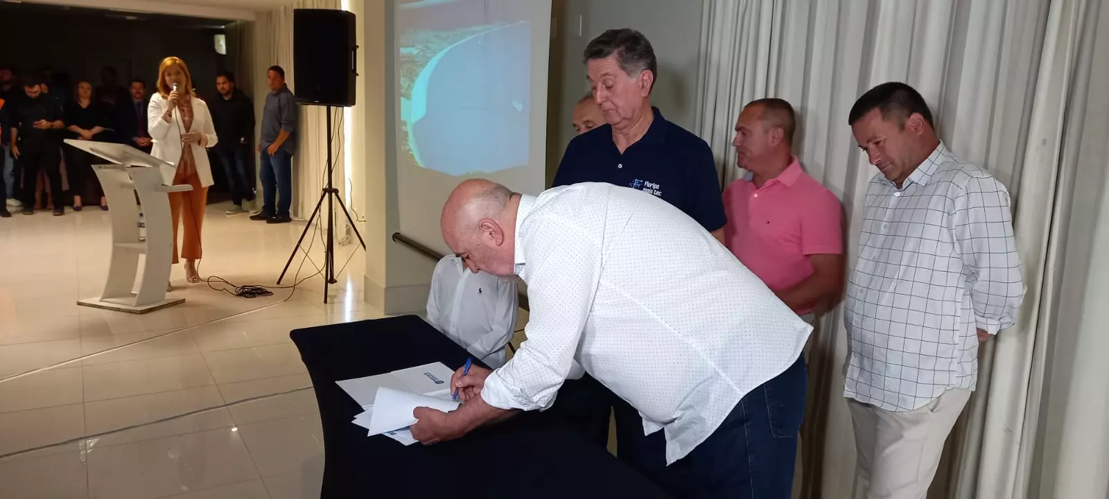 Prefeitura de Florianópolis assina ordem de serviço para alargamento da Praia dos Ingleses