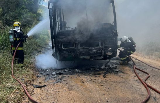 Provável curto circuito ônibus pega fogo e fica destruído em SC