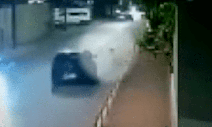 VÍDEO: Carro desgovernado quase atropela crianças que jogavam bola