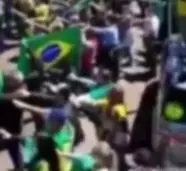 VÍDEO Manifestantes fazem saudação nazista em o Extremo Oeste